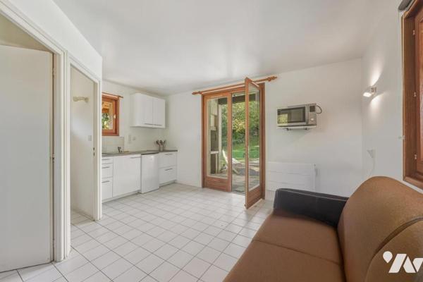 Thoiry – Élégante demeure familiale de 342 m² avec piscine couverte, appartement indépendant et vue 
