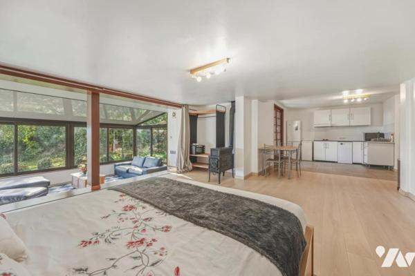 Thoiry – Élégante demeure familiale de 342 m² avec piscine couverte, appartement indépendant et vue 