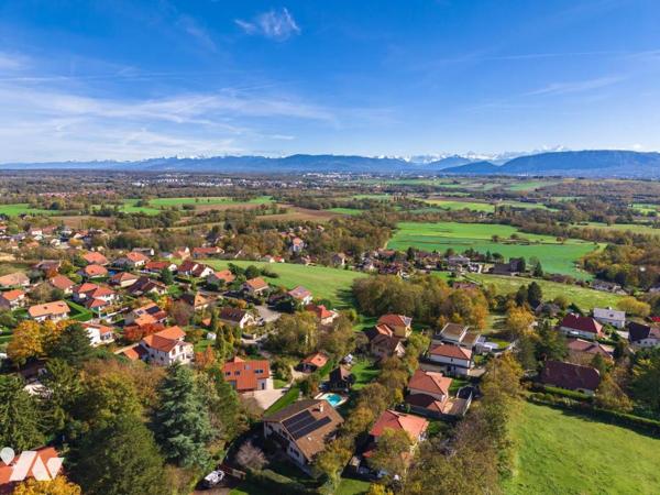 Thoiry – Élégante demeure familiale de 342 m² avec piscine couverte, appartement indépendant et vue 