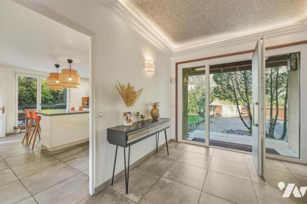 Thoiry – Élégante demeure familiale de 342 m² avec piscine couverte, appartement indépendant et vue 