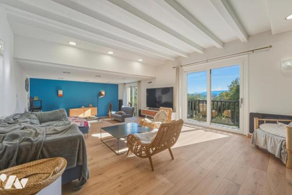 Thoiry – Élégante demeure familiale de 342 m² avec piscine couverte, appartement indépendant et vue 