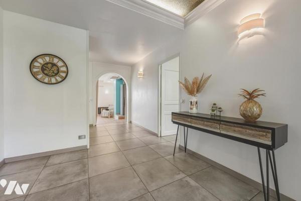 Thoiry – Élégante demeure familiale de 342 m² avec piscine couverte, appartement indépendant et vue 