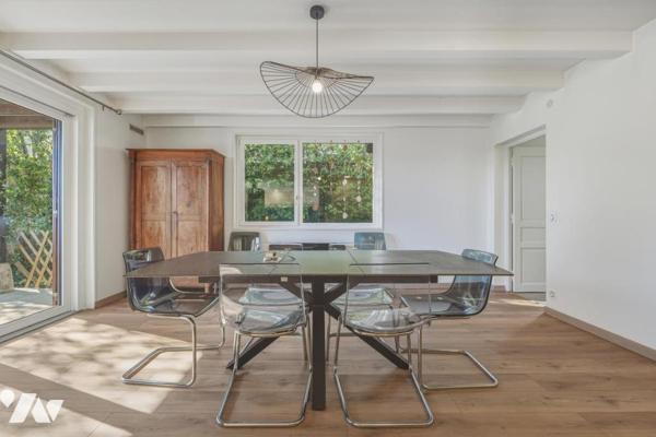 Thoiry – Élégante demeure familiale de 342 m² avec piscine couverte, appartement indépendant et vue 