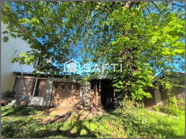 Grande maison avec garages dépendances jardin idéalement située