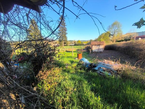 Grande maison avec garages dépendances jardin idéalement située