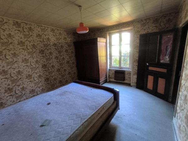 Grande maison avec garages dépendances jardin idéalement située