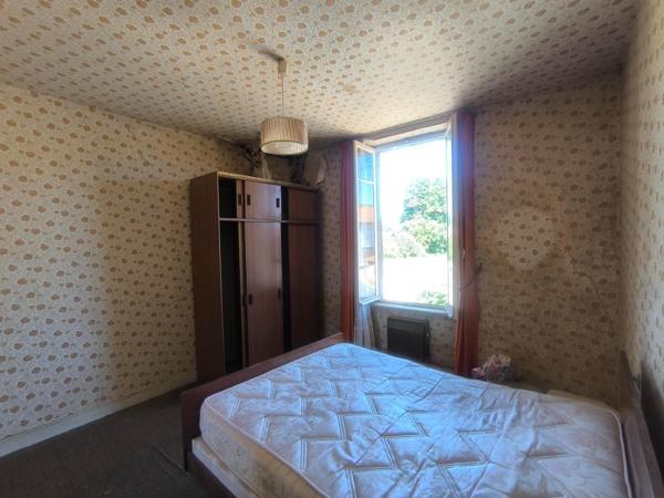 Grande maison avec garages dépendances jardin idéalement située