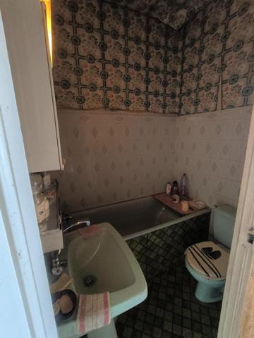 Grande maison avec garages dépendances jardin idéalement située