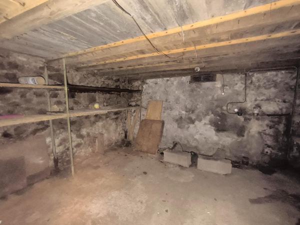 Grande maison avec garages dépendances jardin idéalement située