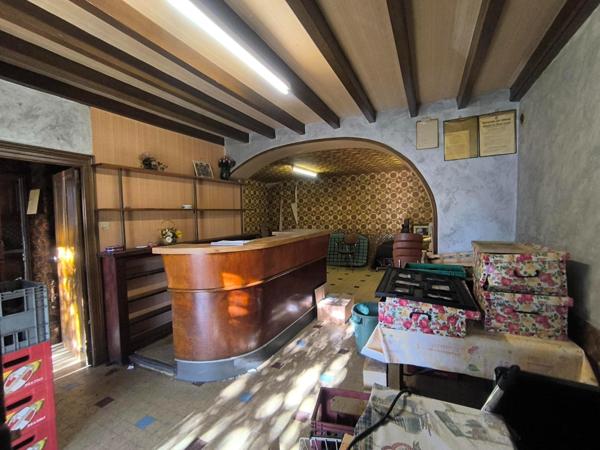 Grande maison avec garages dépendances jardin idéalement située