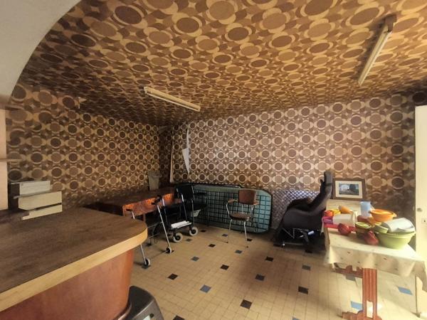 Grande maison avec garages dépendances jardin idéalement située