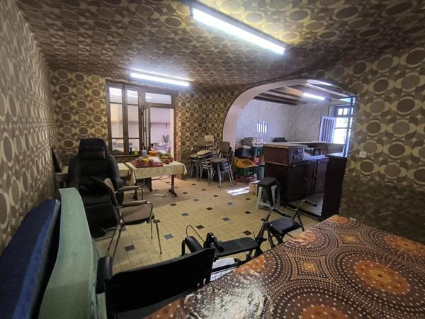 Grande maison avec garages dépendances jardin idéalement située