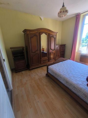 Grande maison avec garages dépendances jardin idéalement située