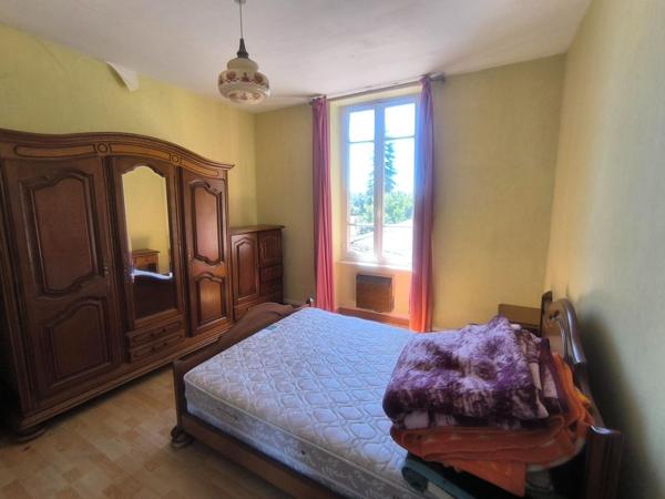 Grande maison avec garages dépendances jardin idéalement située