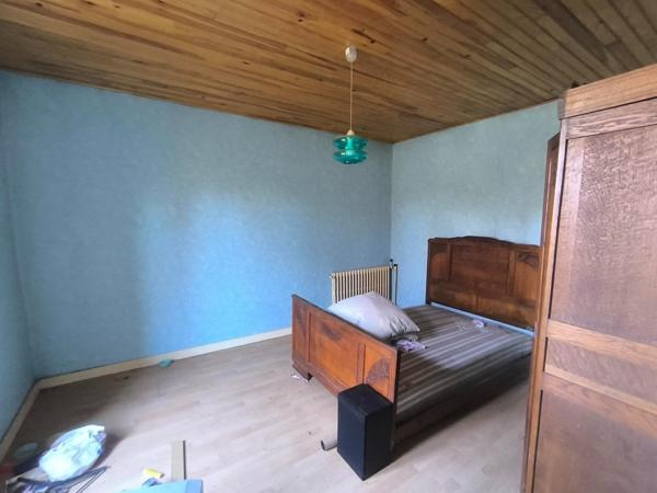 Grande maison avec garages dépendances jardin idéalement située