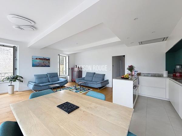 Appartement T3 à Saint-Malo Intra-Muros avec balcon, vue château et charme de l'ancien