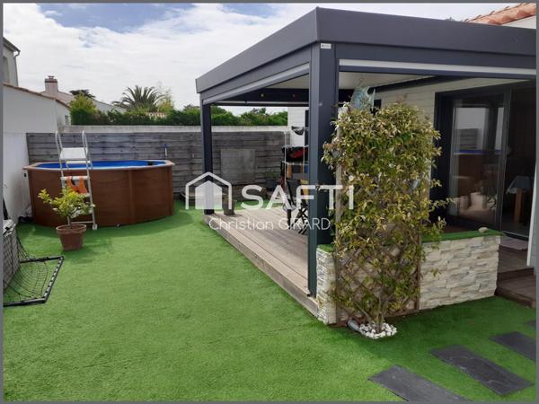 A la Guérinière, à 100 mètres de la plage, maison de plain pied de 97 m2 de surface habitable toute récente et une chambre indépendante avec salle d'eau, dans une impasse non loin du bourg.