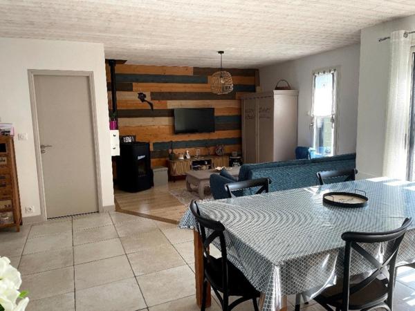 A la Guérinière, à 100 mètres de la plage, maison de plain pied de 97 m2 de surface habitable toute récente et une chambre indépendante avec salle d'eau, dans une impasse non loin du bourg.