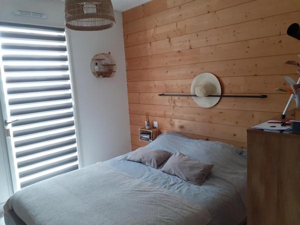 A la Guérinière, à 100 mètres de la plage, maison de plain pied de 97 m2 de surface habitable toute récente et une chambre indépendante avec salle d'eau, dans une impasse non loin du bourg.