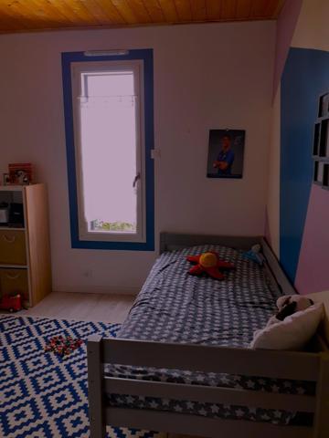 A la Guérinière, à 100 mètres de la plage, maison de plain pied de 97 m2 de surface habitable toute récente et une chambre indépendante avec salle d'eau, dans une impasse non loin du bourg.