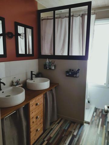 A la Guérinière, à 100 mètres de la plage, maison de plain pied de 97 m2 de surface habitable toute récente et une chambre indépendante avec salle d'eau, dans une impasse non loin du bourg.