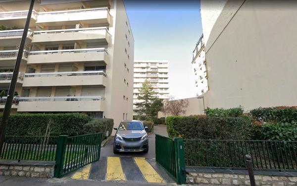 Stationnement à louer