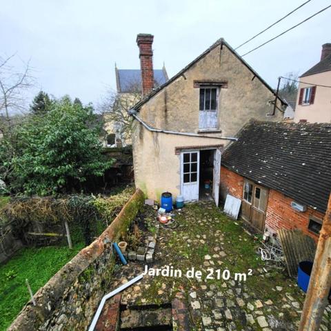 Maison à rénover (99m²), Nonancourt (27320), 7 pièces, garage, dépendance, cave à vin, terrain de 210 m². Prix HAI : 95 990