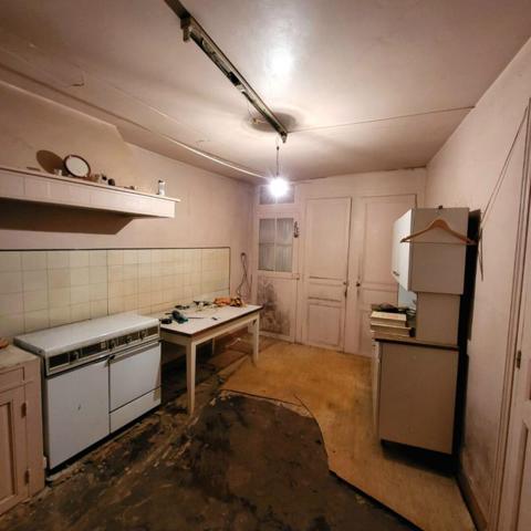 Maison à rénover (99m²), Nonancourt (27320), 7 pièces, garage, dépendance, cave à vin, terrain de 210 m². Prix HAI : 95 990