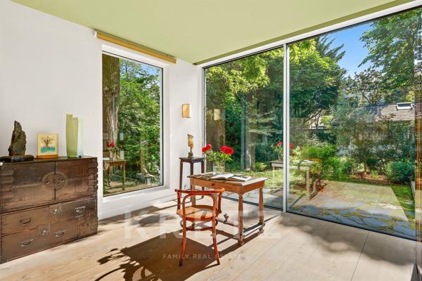Paris XIV — Maison-atelier d’artistes avec 500m2 de jardin paysager et atelier indépendant