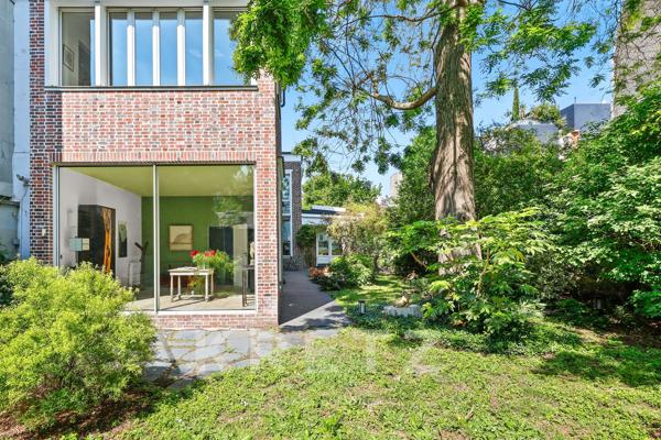 Paris XIV — Maison-atelier d’artistes avec 500m2 de jardin paysager et atelier indépendant