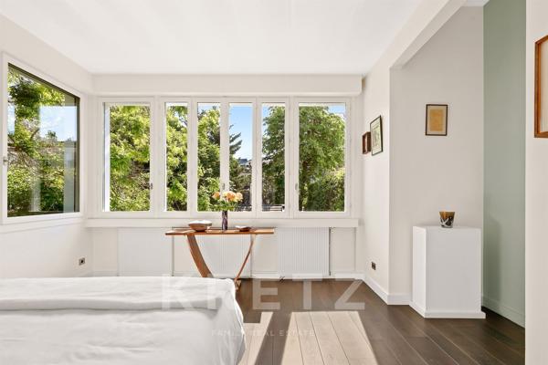 Paris XIV — Maison-atelier d’artistes avec 500m2 de jardin paysager et atelier indépendant