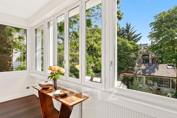 Paris XIV — Maison-atelier d’artistes avec 500m2 de jardin paysager et atelier indépendant