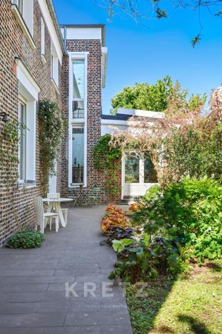 Paris XIV — Maison-atelier d’artistes avec 500m2 de jardin paysager et atelier indépendant