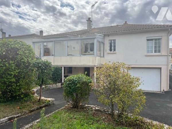 Maison individuelle, 4 chambres, 2 garages, jardin, véranda