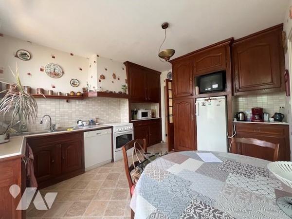 Maison individuelle, 4 chambres, 2 garages, jardin, véranda