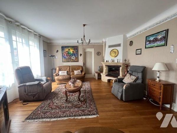 Maison individuelle, 4 chambres, 2 garages, jardin, véranda