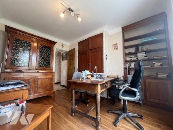 Maison individuelle, 4 chambres, 2 garages, jardin, véranda