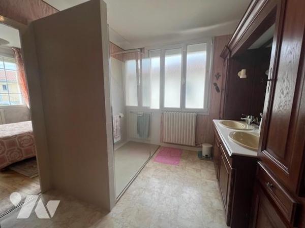 Maison individuelle, 4 chambres, 2 garages, jardin, véranda