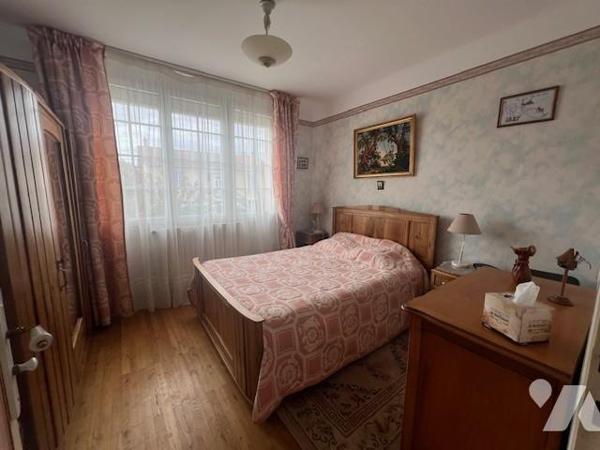 Maison individuelle, 4 chambres, 2 garages, jardin, véranda