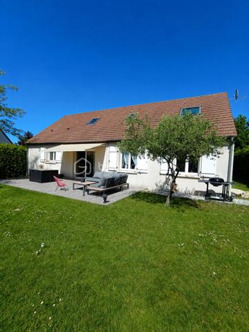 Monnaie Centre Située dans un lotissement calme et recherché, à proximité des commodités, cette maison familiale construite en 2000 offre des volumes généreux et une distribution idéale.

Au rez-de-chaussée, elle comprend une entrée avec rangement, une spacieuse pièce de vie d'environ 50 m² avec cuisine ouverte, un cellier/buanderie, deux chambres, une salle de bains, un WC indépendant ainsi qu'un garage avec grenier.

À l'étage, un palier dessert trois chambres, une salle d'eau et un second WC. L'étage bénéficie d'une climatisation réversible, garantissant un confort optimal en toute saison.

À l'extérieur, une grande terrasse en bois complète agréablement l'ensemble.

Une maison fonctionnelle et familiale, offrant une belle capacité d'accueil dans un environnement.