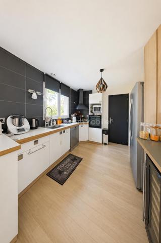 Monnaie Centre Située dans un lotissement calme et recherché, à proximité des commodités, cette maison familiale construite en 2000 offre des volumes généreux et une distribution idéale.

Au rez-de-chaussée, elle comprend une entrée avec rangement, une spacieuse pièce de vie d'environ 50 m² avec cuisine ouverte, un cellier/buanderie, deux chambres, une salle de bains, un WC indépendant ainsi qu'un garage avec grenier.

À l'étage, un palier dessert trois chambres, une salle d'eau et un second WC. L'étage bénéficie d'une climatisation réversible, garantissant un confort optimal en toute saison.

À l'extérieur, une grande terrasse en bois complète agréablement l'ensemble.

Une maison fonctionnelle et familiale, offrant une belle capacité d'accueil dans un environnement.