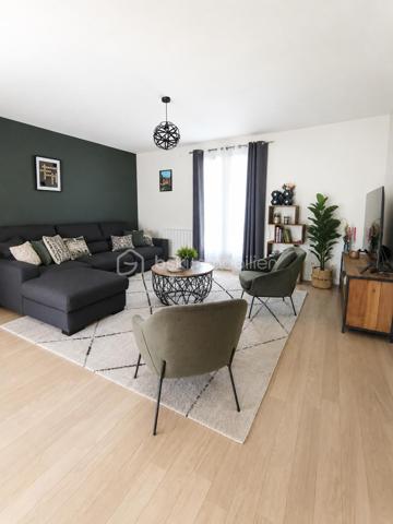 Monnaie Centre Située dans un lotissement calme et recherché, à proximité des commodités, cette maison familiale construite en 2000 offre des volumes généreux et une distribution idéale.

Au rez-de-chaussée, elle comprend une entrée avec rangement, une spacieuse pièce de vie d'environ 50 m² avec cuisine ouverte, un cellier/buanderie, deux chambres, une salle de bains, un WC indépendant ainsi qu'un garage avec grenier.

À l'étage, un palier dessert trois chambres, une salle d'eau et un second WC. L'étage bénéficie d'une climatisation réversible, garantissant un confort optimal en toute saison.

À l'extérieur, une grande terrasse en bois complète agréablement l'ensemble.

Une maison fonctionnelle et familiale, offrant une belle capacité d'accueil dans un environnement.