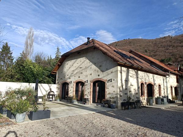 Bâtisse de charme rénovée 231 m2 sur 4200 m² de terrain