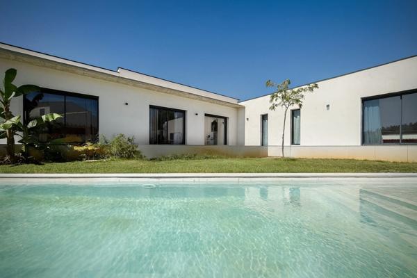 Maison contemporaine à vendre à L'ISLE SUR LA SORGUE (84), près de 170m2 4 chambres, jardin de près de 1250 m2 avec piscine