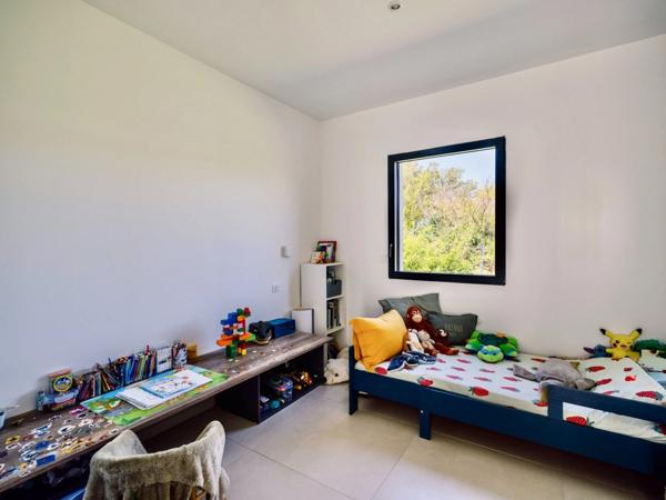 Maison contemporaine à vendre à L'ISLE SUR LA SORGUE (84), près de 170m2 4 chambres, jardin de près de 1250 m2 avec piscine