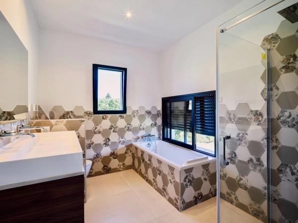 Maison contemporaine à vendre à L'ISLE SUR LA SORGUE (84), près de 170m2 4 chambres, jardin de près de 1250 m2 avec piscine