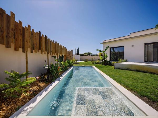 Maison contemporaine à vendre à L'ISLE SUR LA SORGUE (84), près de 170m2 4 chambres, jardin de près de 1250 m2 avec piscine