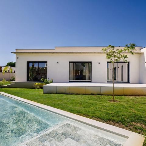 Maison contemporaine à vendre à L'ISLE SUR LA SORGUE (84), près de 170m2 4 chambres, jardin de près de 1250 m2 avec piscine