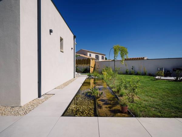 Maison contemporaine à vendre à L'ISLE SUR LA SORGUE (84), près de 170m2 4 chambres, jardin de près de 1250 m2 avec piscine