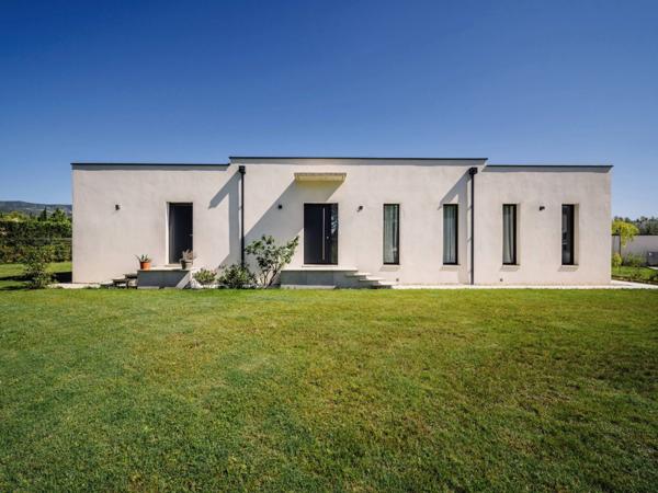 Maison contemporaine à vendre à L'ISLE SUR LA SORGUE (84), près de 170m2 4 chambres, jardin de près de 1250 m2 avec piscine